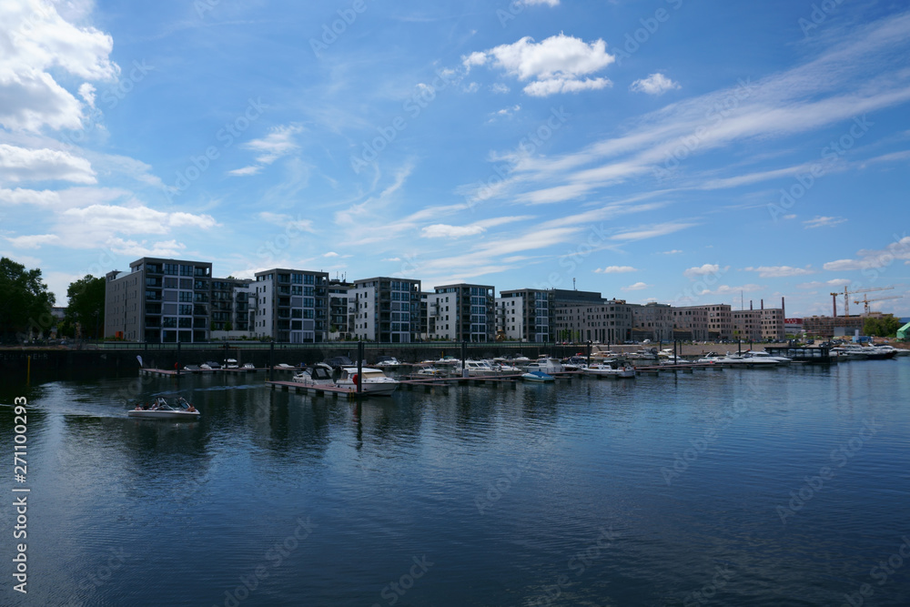 Ein Yachthafen und Binnenhafen am Zollhafen in Mainz mit  neu gebauten Appartementgebäuden..