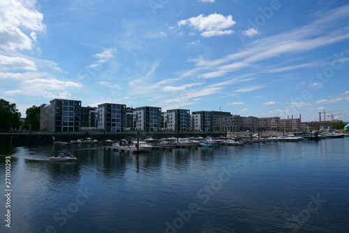 Ein Yachthafen und Binnenhafen am Zollhafen in Mainz mit  neu gebauten Appartementgebäuden.. © ginton