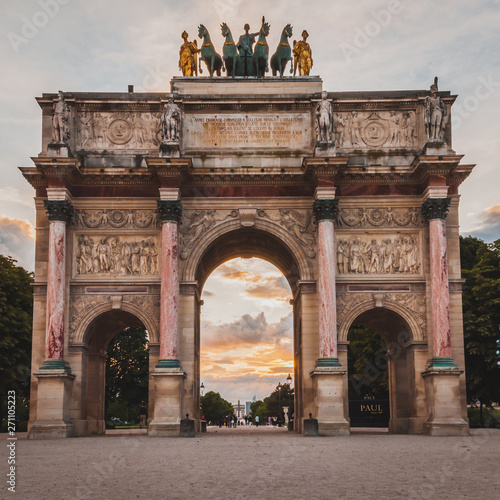Fototapeta Triumphal Arch of the Tuileries Gardens at sunset in Paris
