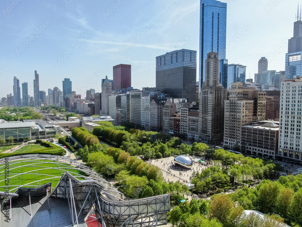 Obraz premium Beautiful aerial view of the Chicago Parks and landmarks