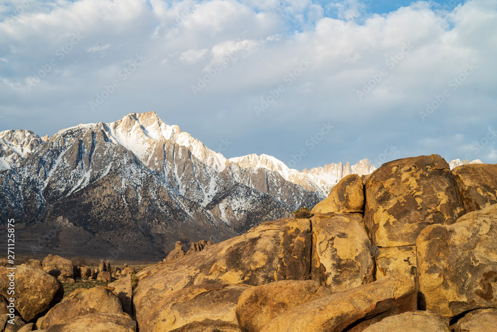 Obraz premium desert rock formations snowy Sierra Nevada mountain range