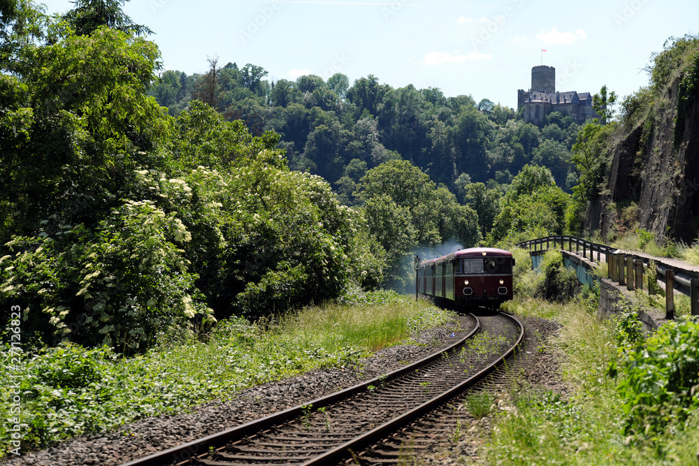 Naklejka premium Nostalgiefahrt mit dem historischen Schienenbus auf der Lahntalstrecke bei Lahnstein mit Burg Lahneck - Stockfoto