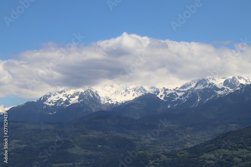 Fototapeta Naklejka Na Ścianę i Meble -  Le massif de Belledonne dans les Alpes Françaises vu depuis le Fort de la ville de Grenoble