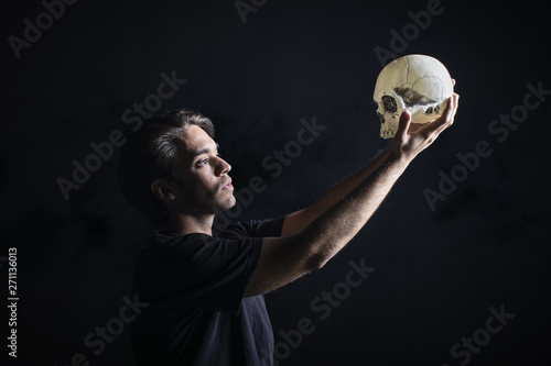 Fotografie, Obraz Actor con calavera interpretando la obra de teatro Hamlet de Shakespeare