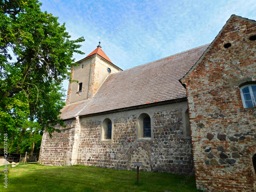 Evangelische Dorfkirche aus dem 13. Jahrhundert