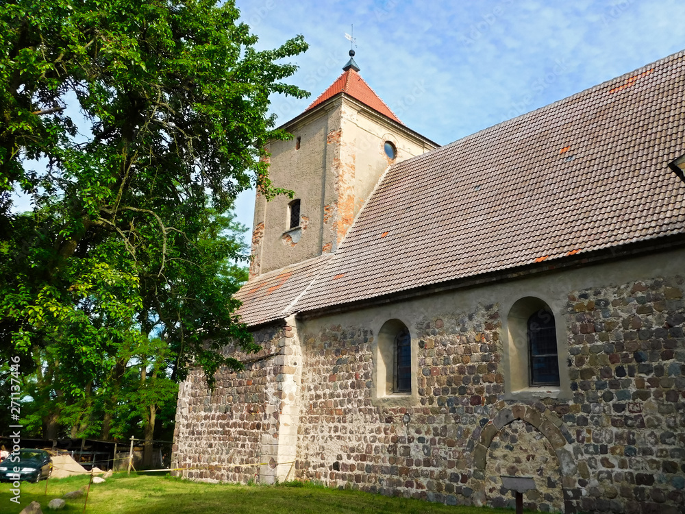 Evangelische Dorfkirche aus dem 13. Jahrhundert