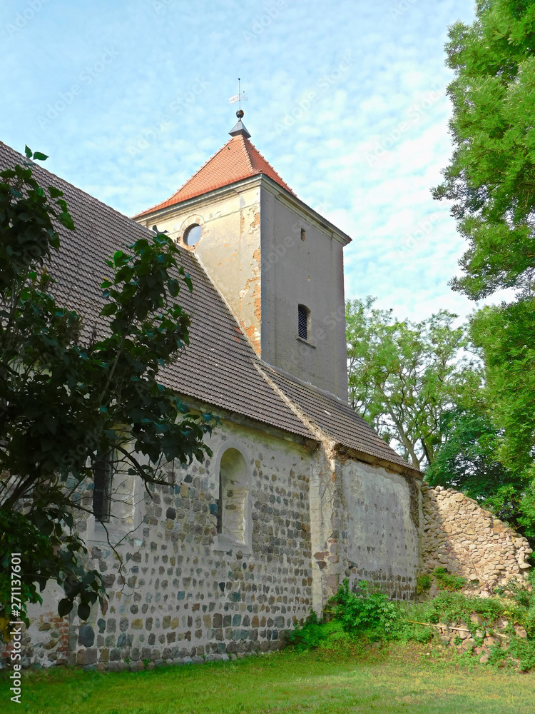 Fototapeta premium Evangelische Dorfkirche aus dem 13. Jahrhundert