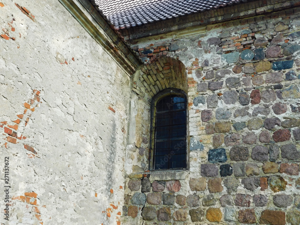 Fassade der evangelische Dorfkirche aus dem 13. Jahrhundert Fassade der evangelische Dorfkirche aus dem 13. Jahrhundert