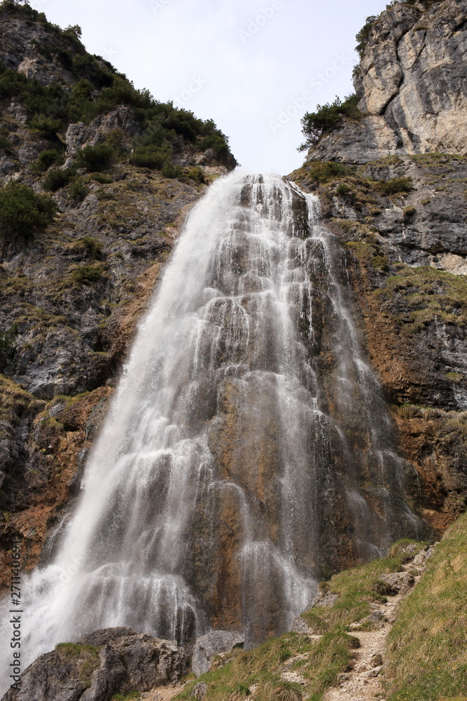 Wasserfall strömt ins Tal