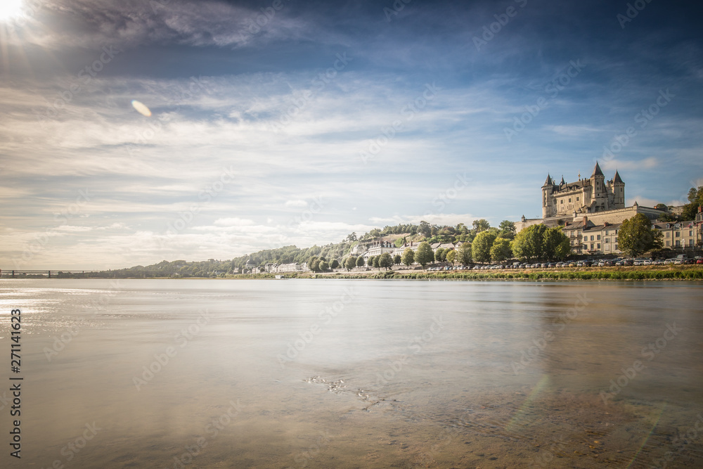 Château surplombant le fleuve