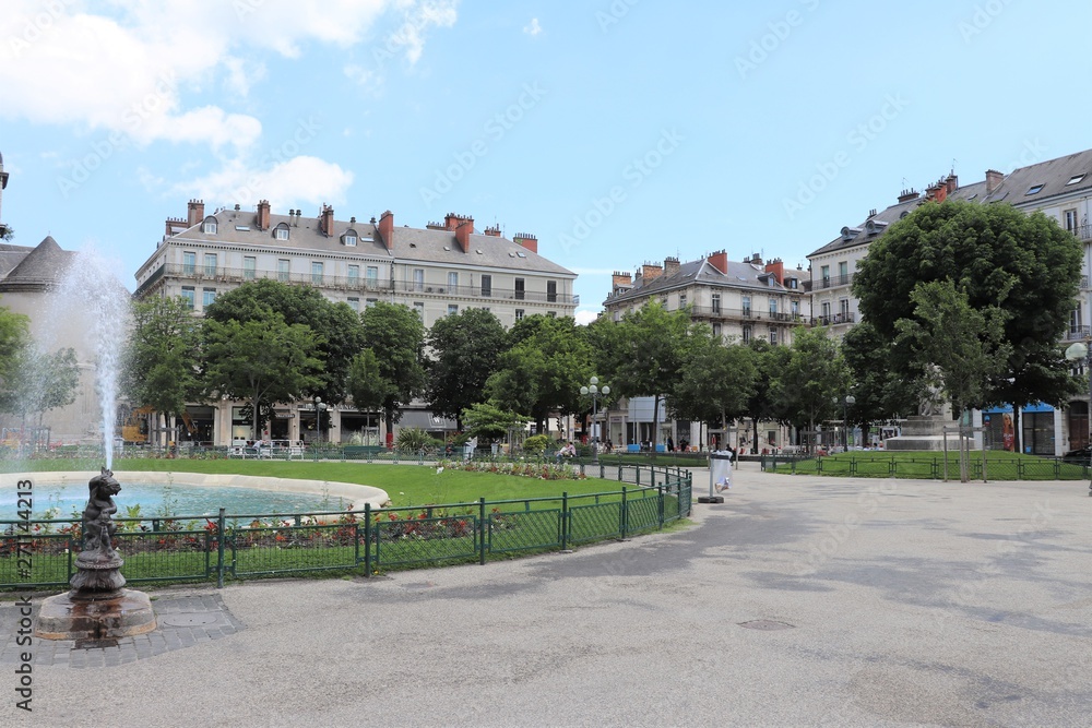 La Place Victor Hugo, sa fontaine et sa verdure dans la ville de Grenoble, département de l'Isère, France