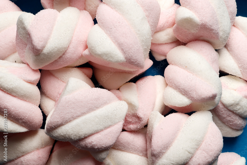 Obraz premium Abstract composition of marshmallows. Marshmallow as background. Top view