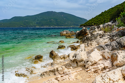 fale na skalistym brzegu morza. Kefalonia, Grecja photo