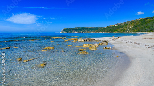 plaża ze skałami wystającymi z wody. Kefalonia. Grecja