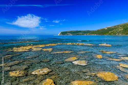 zatopione kamienie przy brzegu. Kefalonia, Grecja