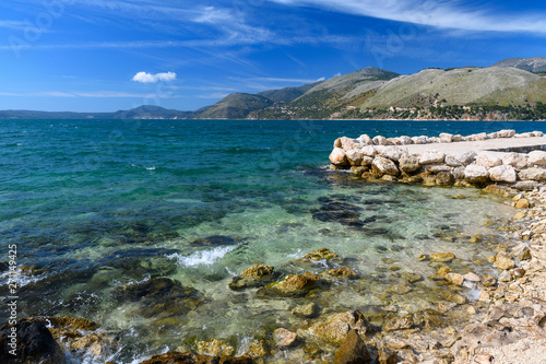 skalisty brzeg morski. Kefalonia, Grecja