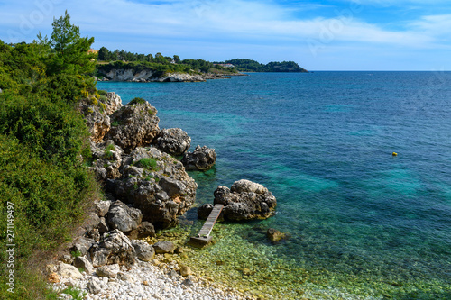 plaża ze skałami wystającymi z wody. Kefalonia. Grecja