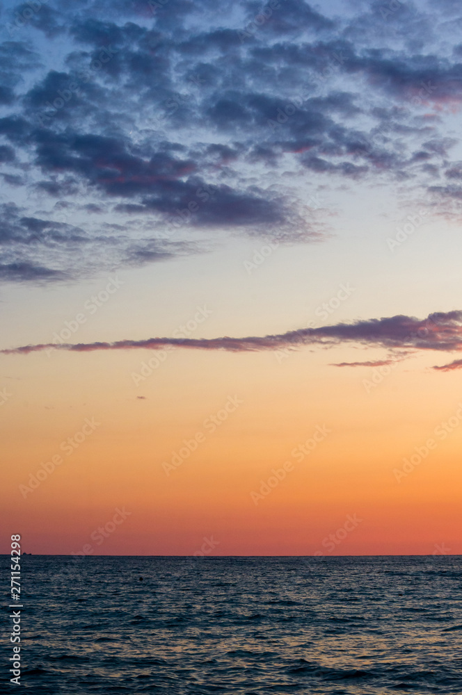 Fototapeta premium Amazing sea sunset, the sun, waves, clouds