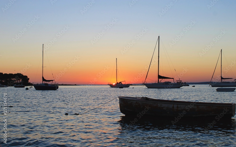 tramonto tra le barche