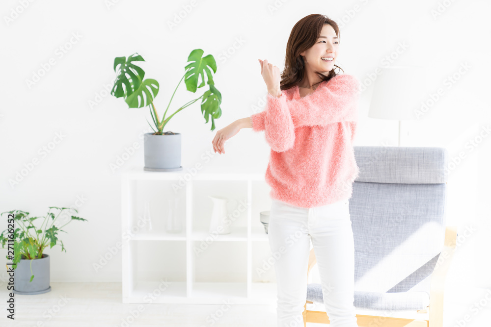 リラックスする女性 ストレッチ リラックスする女性 ストレッチ