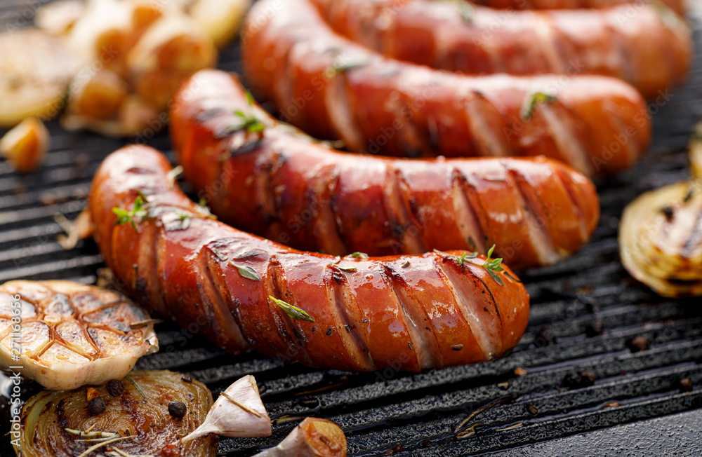 Sinis forvridning Sinis Grilling sausages with the addition of herbs and vegetables on the grill  plate, close-up. Grilling food, bbq, barbecue Stock Photo | Adobe Stock