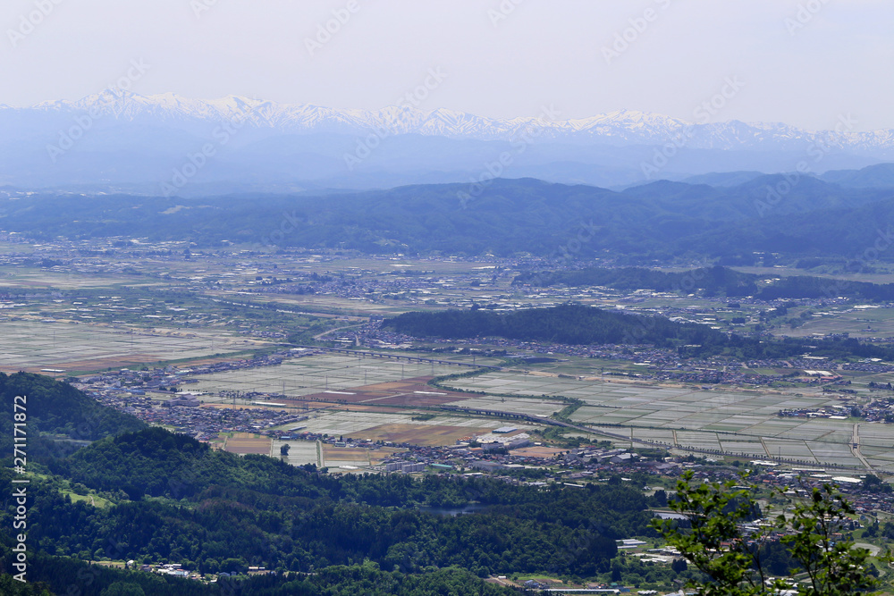 村山市と朝日連峰