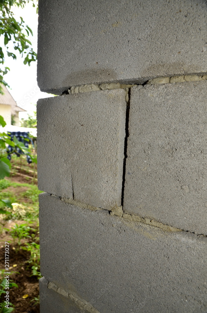 The corner wall of the cinder block is close-up from the outside. The corner wall of the cinder block is close-up from the outside.