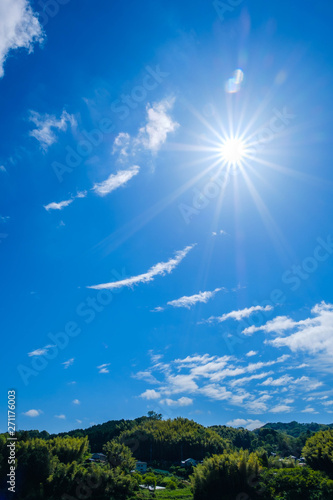 【写真素材】 青空 空 雲 初夏の空 背景 背景素材 6月 コピースペース