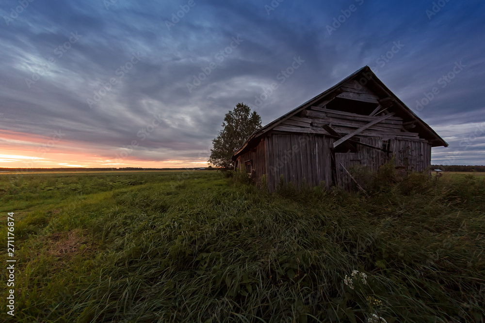 Obraz premium Dramatic Clouds Over An Old Barn House