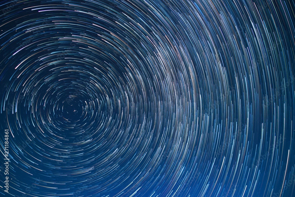 北極星を中心に回転する星空 軌跡 スタートレイル 北極星を中心に回転する星空 軌跡 スタートレイル
