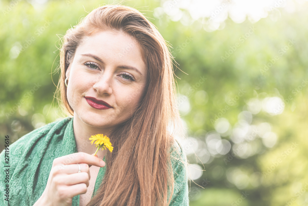 Frau, jung, 20-30, lächelnd, romantisch, genießt die ersten Sonnenstrahlen im Frühling. Frau, jung, 20-30, lächelnd, romantisch, genießt die ersten Sonnenstrahlen im Frühling.