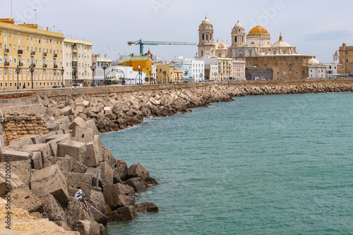 Angler in Cadiz mit Stadt und Kathedrale im Hintergrund, Andalusien, Spanien