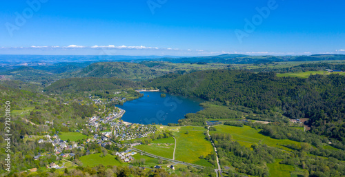 Valokuva lac chambon, auvergne in france, aerial view
