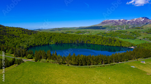 Tableau sur toile lac pavin and forest- lake pavin auvergne in france