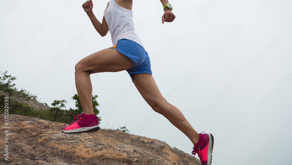 Φωτογραφία Young fitness woman running up to the seaside mountain top