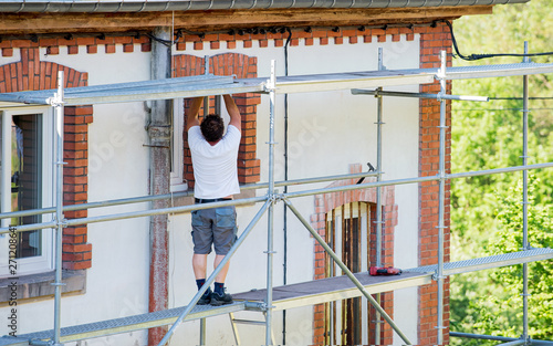 montage d'un échafaudage pour rénovation maison photo