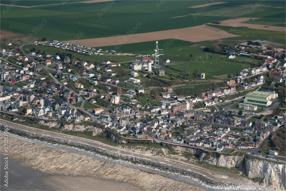 vue aérienne du village côtier d'Ault dans la Somme en France vue aérienne du village côtier d'Ault dans la Somme en France