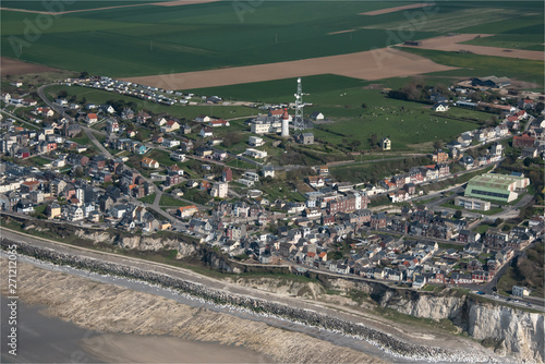 vue aérienne du village côtier d'Ault dans la Somme en France © Francois