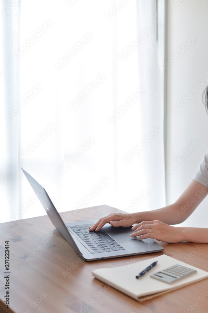 Fototapeta premium テレワーク・デスクワーク・リモートワーク・オフィスワーク A