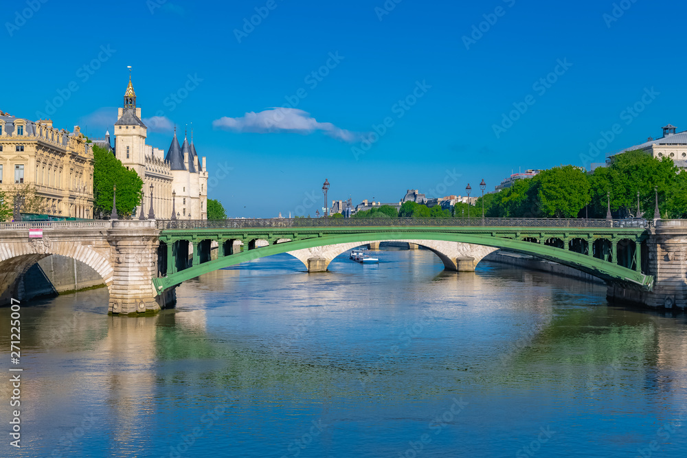     Paris, the Notre-Dame bridge, and the Conciergerie on the ile de la Cité 