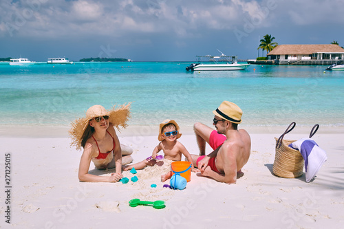 Fototapeta Naklejka Na Ścianę i Meble -  Family with three year old boy on beach