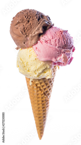 Tüteneis mit 3 Kugeln süßem Speiseeis  ( Vanilleeis, Schokoladeneis, Erdbeereis) isoliert auf weißem Hintergrund