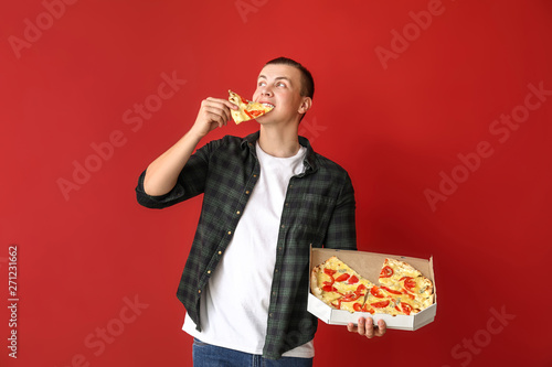 Handsome man eating tasty p...