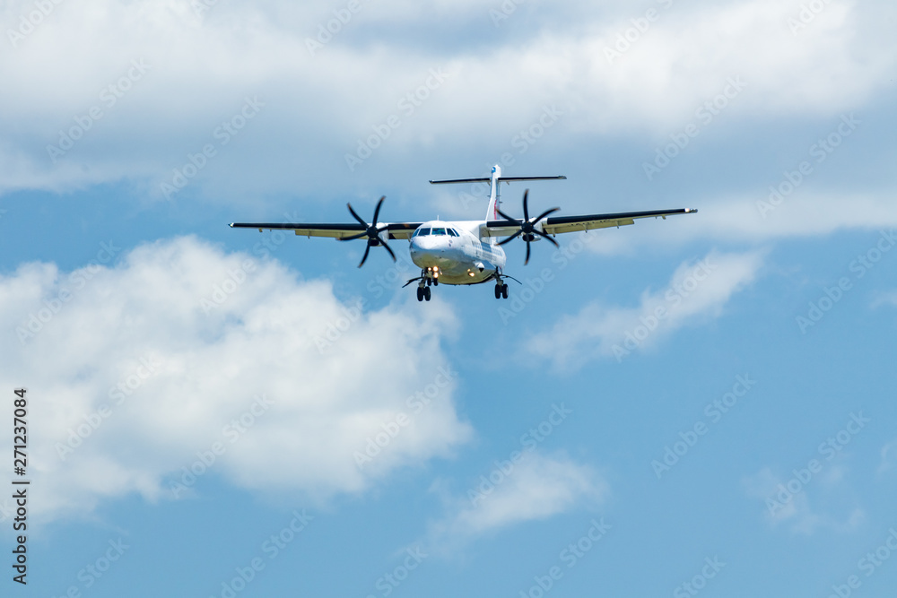 福岡空港に着陸するジェット機【福岡県】 福岡空港に着陸するジェット機【福岡県】