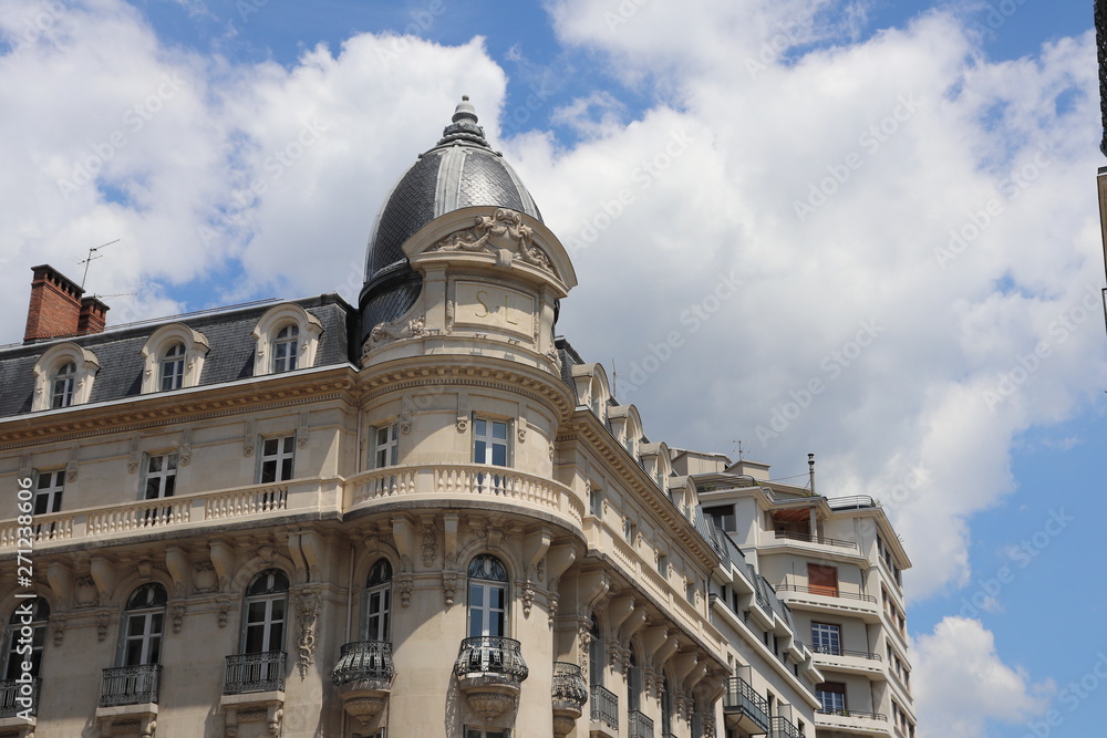 Façade d'immeuble typique d'habitation de la ville de Grenoble, Département de l'Isère, France, Mai 2019