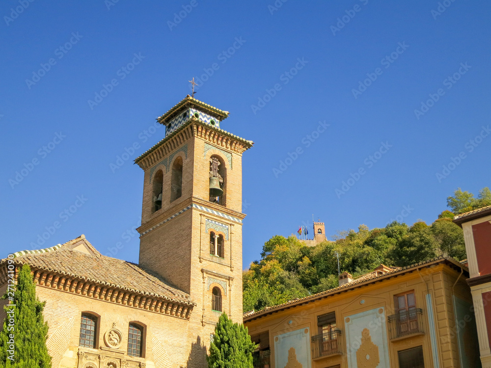 アルバイシン地区の教会と丘の上のアルハンブラ宮殿（グラナダ、スペイン・アンダルシア）