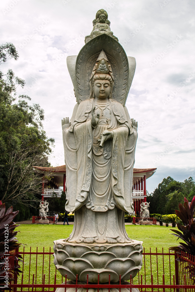 Estatuas e simbolos religiosos budistas em Foz do Iguaçu, Brasil