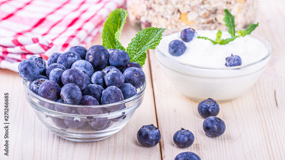 Jogurt z jagodami. Czarne jagody w misce podane na sniadanie. Musli z owocami, swieze owoce. Zdrowe i pozywne sniadanie. Jogurt z jagodami. Czarne jagody w misce podane na sniadanie. Musli z owocami, swieze owoce. Zdrowe i pozywne sniadanie.