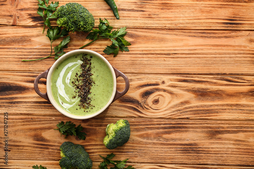 Healthy green broccoli crea...