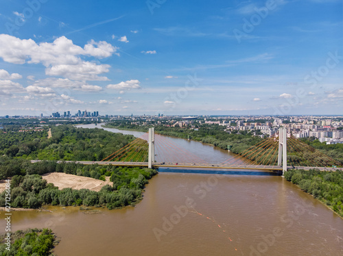 Widok z lotu ptaka na most Siekierkowski oraz cetrum Warszawy